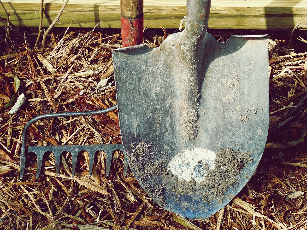 découvrez des outils efficaces pour déboucher vos canalisations et résoudre rapidement les problèmes de drains bouchés.