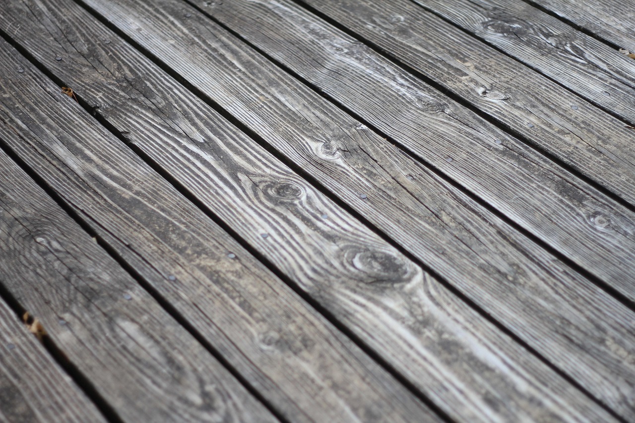 Comment aménager une terrasse en bois durable sur un sol irrégulier ?