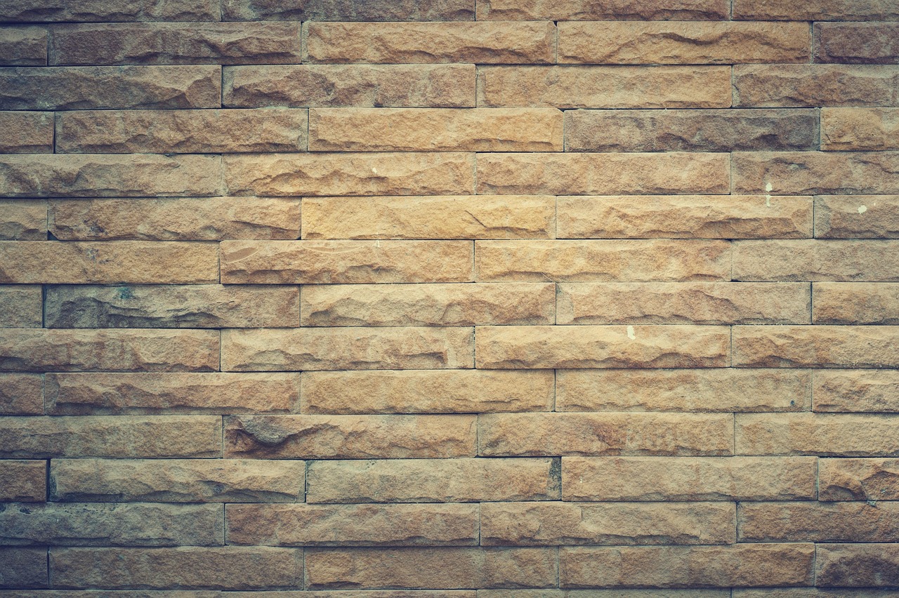 Comment réaliser un mur de briques décoratif dans votre salon