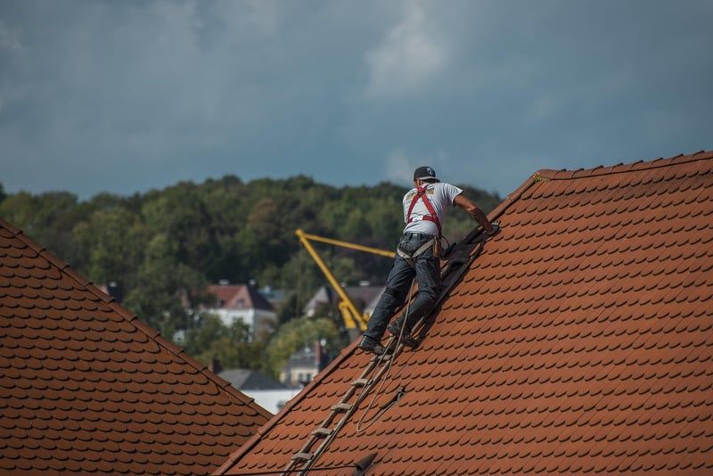 Bâche pour toiture : nos astuces pour la choisir et l'installer en 2026